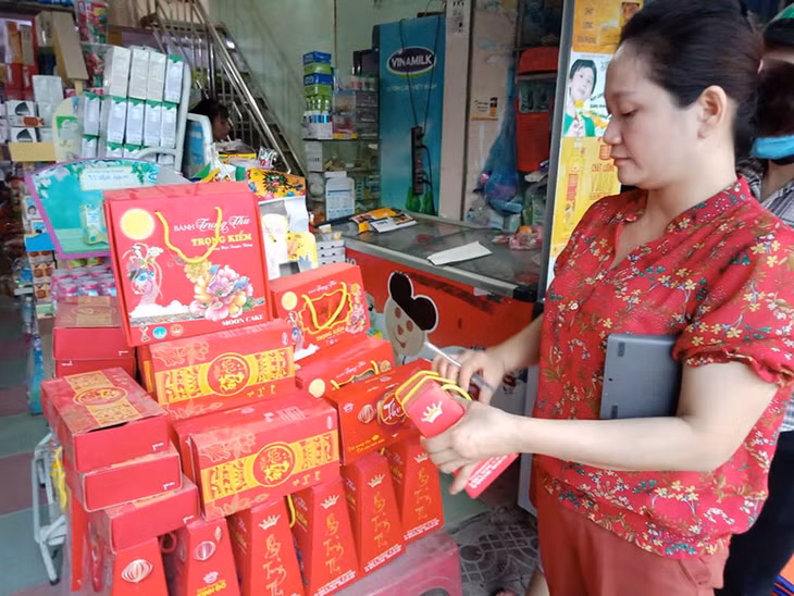 Bánh trung thu có nhiều mẫu mã đẹp để khách hàng lựa chọn.