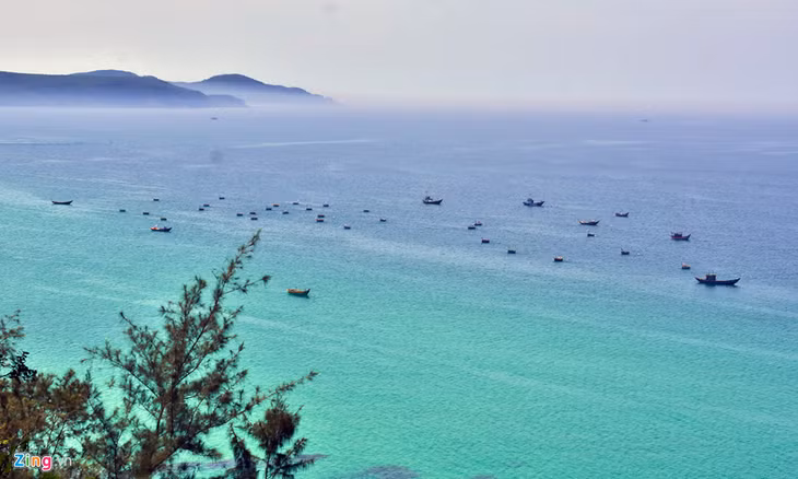 Vùng biển Lệ Thủy, nằm sát bên đô thị Vạn Tường, khu kinh tế Dung Quất. Từ trên cao, du khách có thể phóng tầm mắt thưởng ngoạn tàu thuyền, ghe thúng nhấp nhô trên mặt biển như bức tranh thủy mặc...