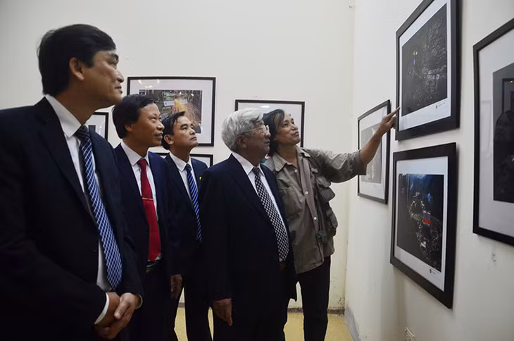 Triển lãm ảnh về công nhân mỏ của nghệ sĩ Phạm Mạnh Hùng một người đi lên từ thợ lò, do Tập đoàn Công nghiệp Than -Khoáng sản Việt Nam và Công ty Than Mạo Khê tổ chức tại Hà Nội.