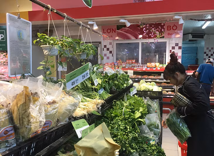 Rau an toàn Việt Long được bày bán tại siêu thị BigC Hạ Long