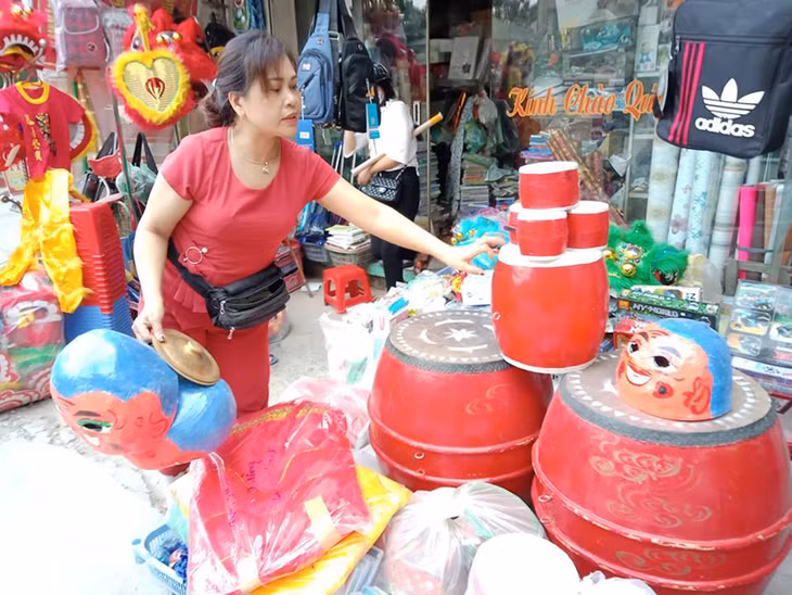 Trống các loại và mặt nạ nhựa cũng được nhiều phụ huynh lựa chọn cho con.