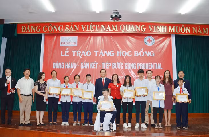 Trao học bổng cho học sinh nghèo vượt khó tại TP Hạ Long