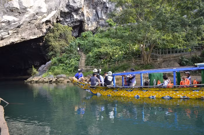 Màu vàng của những chiếc thuyền sơn vẽ rồng phượng nổi bật giữa màu xanh của nước