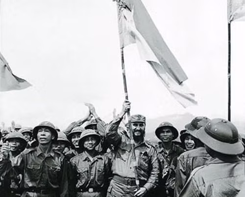 Chủ tịch Cuba Fidel Castro đến thăm vùng giải phóng Quảng Trị năm 1973. Nguồn: TTXVN