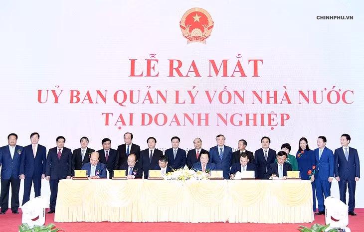 Lễ ký Biên bản ghi nhớ về việc chuyển giao quyền đại diện chủ sở hữu vốn nhà nước tại 19 doanh nghiệp về Ủy ban. Ảnh VGP/Quang Hiếu