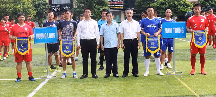 Lãnh đạo 3 địa phương trao cờ lưu niệm cho các đội bóng tham dự giải.