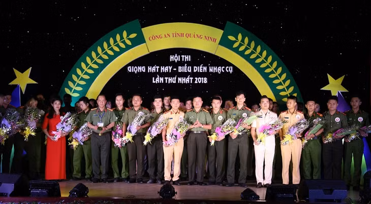 Ban tổ chức tặng hoa các diễn viên tham gia Hội thi.