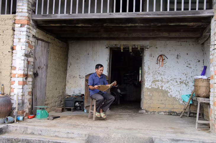 Ông Phan Ngọc Sinh đọc tìm hiểu các tư liệu về truyền thống văn hóa người dân tộc Tày 