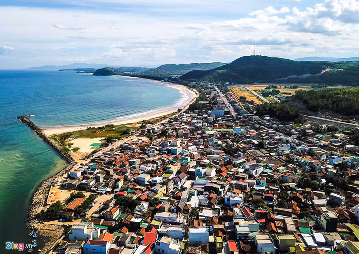 Làng chài Sa Huỳnh, xã Phổ Thạnh, huyện Đức Phổ (Quảng Ngãi) nằm bên bờ biển uốn cong 