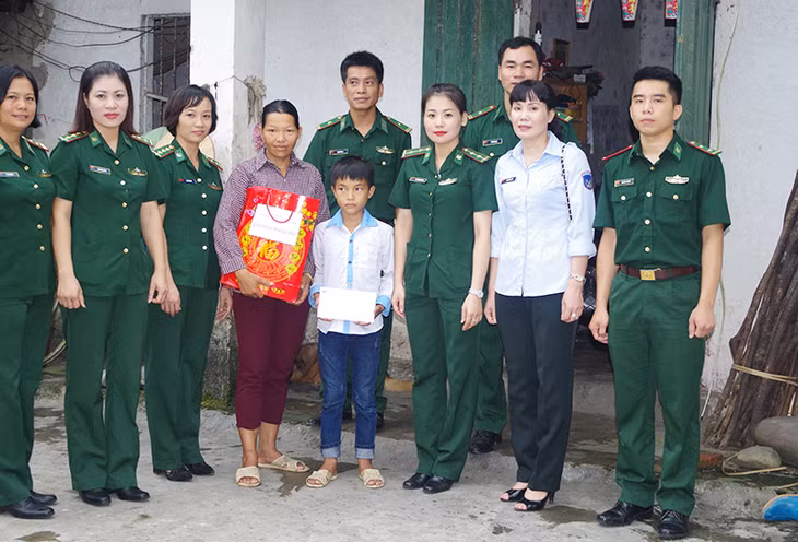 Cán bộ, chiến sĩ Bộ đội Biên phòng Quảng Ninh tặng quà cho một học sinh khó khăn tại TP Móng Cái. Ảnh: Bộ Chỉ huy Bộ đội Biên phòng Quảng Ninh cung cấp