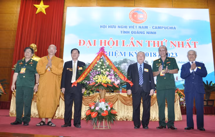 Ông Vũ Mão chúc mừng 