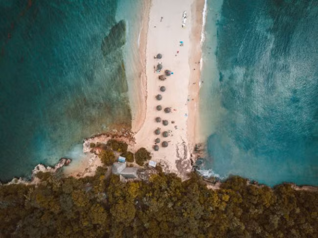 Du khách nghỉ ngơi trên bãi biển tại đảo Bongoyo ở ngoài khơi Dar es Salaam, Tanzania.