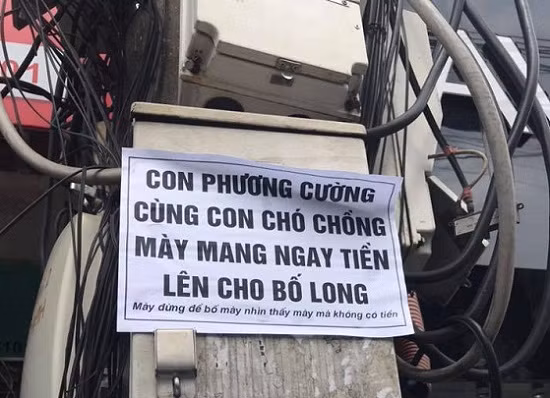 Rất dễ bắt gặp những lời đe dọa biến tướng từ dịch vụ đòi nợ thuê.