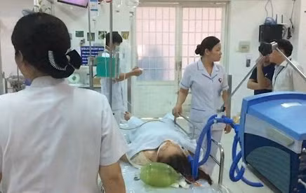 Du khách bị sét đánh nhanh chóng được đưa đến bệnh viện cấp cứu.