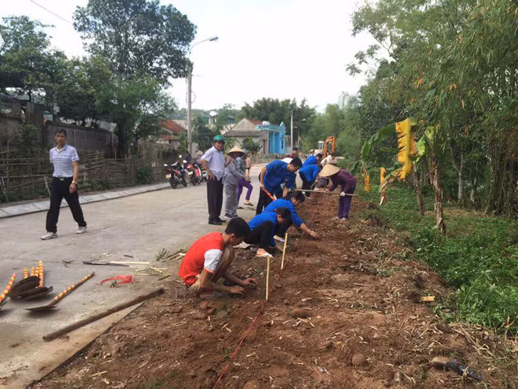 Đoàn thanh niên và người dân xã Tiên Lãng dọn dẹp vệ sinh môi trường và trồng hoa dọc hai bên đường 