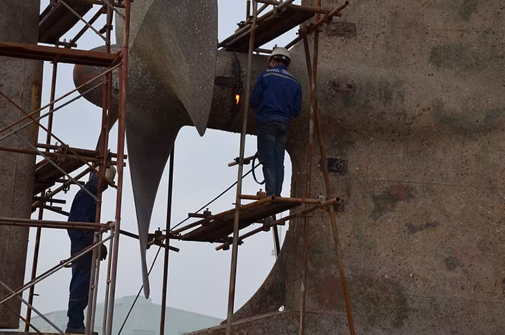 Công nhân Công ty CP Sửa chữa tàu biển Nosco - Vinalines hàn vỏ tàu biển. (Ảnh minh họa)
