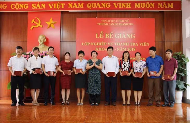 Các học viên nhận giấy chứng nhận hoàn thành khóa bồi dưỡng.