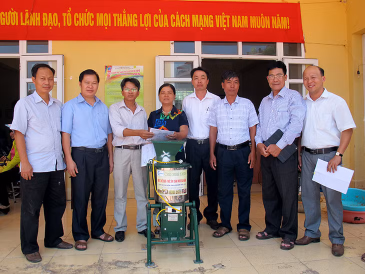Ông Đinh Văn Giang, tác giả giải pháp máy chế biến thức ăn chăn nuôi – Giải pháp đạt giải Hội thi Sáng tạo kỹ thuật của tỉnh trao tặng 02 máy chế biến thức ăn chăn nuôi cho 02 hộ nông dân trong huyện Cô Tô