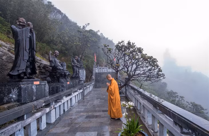 Cúi mình trước Đại Tượng Phật A Di Đà, tản bộ dọc đường La Hán, cầu ước bình an trước tượng đồng Quan Thế Âm Bồ Tát, Kim Sơn Bảo Thắng Tự và “check-in” đỉnh cao kỷ lục 3.143 m của nóc nhà Đông Dương... sẽ mang đến kỷ niệm đáng nhớ cho hành trình du ngoạn Tây Bắc trong tiết thu vàng.