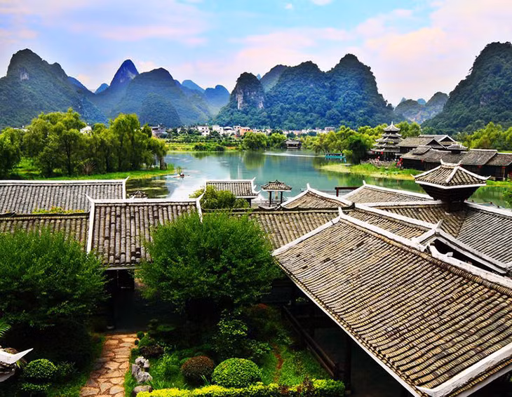 Dương Sóc (Quế Lâm): Với hơn 1.400 năm lịch sử, thị trấn này nổi tiếng nhờ phong cảnh sơn thủy hữu tình. Đây là điểm đến lý tưởng dành cho những người muốn quên đi thời gian và trải nghiệm cảm giác thư thái, an yên. Bạn có thể đi thuyền trên sông ngắm cảnh, thưởng thức những món ngon hay đi dạo ngắm các ngôi nhà cổ. Ảnh: China Discovery.