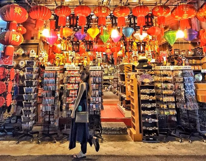 Con phố ở China Town, Singapore cũng phủ kín đèn lồng sặc sỡ. Trung thu được coi như một dịp lễ lớn của người Hoa tại Singapore. Các gia đình và họ hàng thân thiết thường sum họp, tặng nhau những món quà may mắn. Ảnh: @erikaannenagaoke.