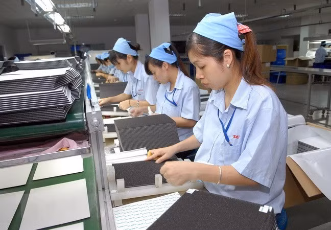 Sản xuất linh phụ kiện nhựa tại Công ty Trách nhiệm hữu hạn Seiyo Việt Nam, vốn đầu tư của Đài Loan (Trung Quốc) tại Quế Võ, Bắc Ninh. (Ảnh: Danh Lam/TTXVN)