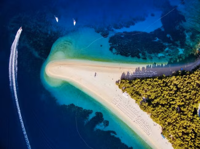 Bức ảnh từ trên cao chụp phong cảnh tại mũi Golden Cape ở Croatia.