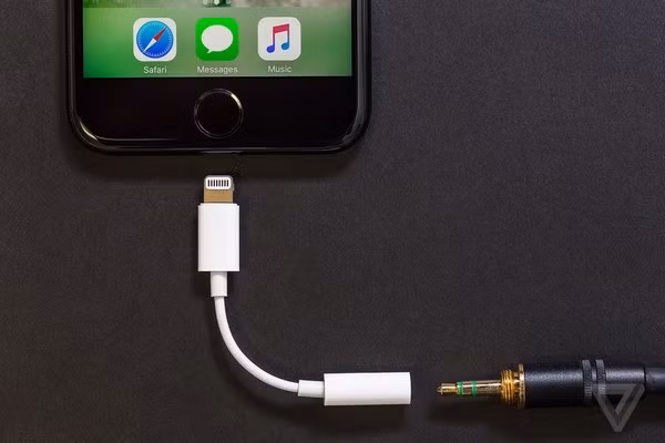 Phụ kiện chuyển đổi từ cổng lightning sang cổng 3,5mm không còn được cung cấp miễn phí trong hộp đựng iPhone XS và XS Max như trước đây, dù 2 sản phẩm đều có mức giá rất cao