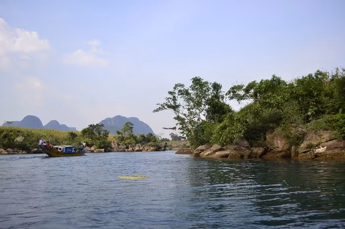 Đầu đông nên lượng khách đến tham quan động Phong Nha bắt đầu thưa dần, chỉ còn những chiếc thuyền lẻ loi đưa đón khách
