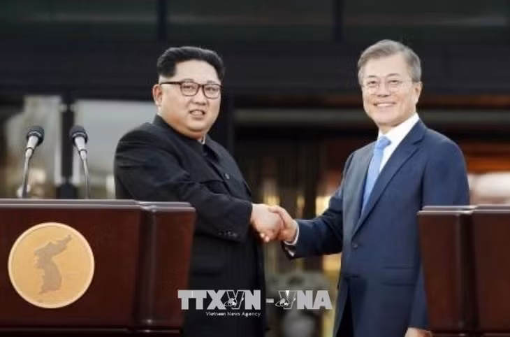Nhà lãnh đạo Triều Tiên Kim Jong-un (trái) và Tổng thống Moon Jae-in trong cuộc gặp ở Panmunjom ngày 27/4. Ảnh: Kyodo/TTXVN.