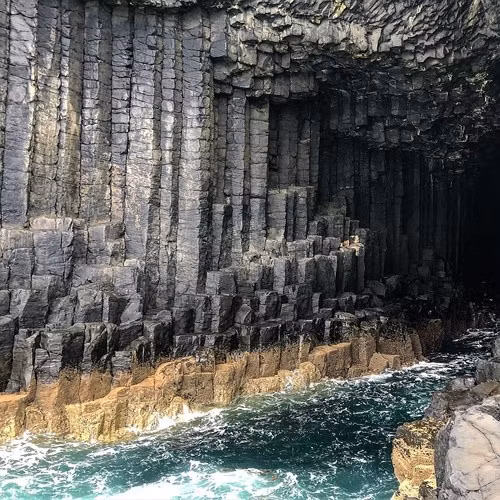  Hang Fingal trên hòn đảo Staffa, Scotland không có người ở.