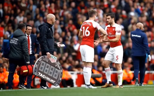  Sokratis buộc phải rời sân trong trận gặp Everton cuối tuần trước do chấn thương.
