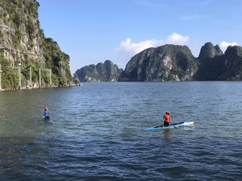 Đội tuyển đua thuyển Canoeing Quảng Ninh đang luyện tập 