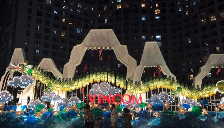 Khu trang trí hoành tráng mô phỏng lại hình ảnh rồng bay giữa ngàn mây tại Royal City (Option 2 – Ban đêm)