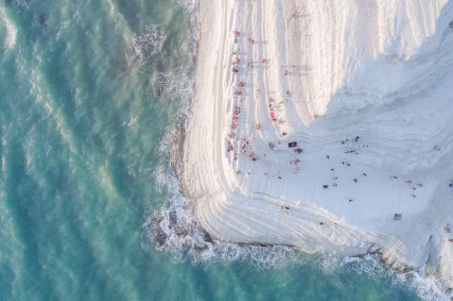 Vách đá trắng mịn có tên Scala dei Turchi ở vùng Sicily, Italia.