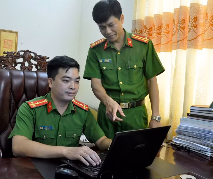 Đại (ngồi) luôn chủ động tham mưu lãnh đạo Phòng thực hiện các giải pháp quản lý CBCS trẻ đơn vị.