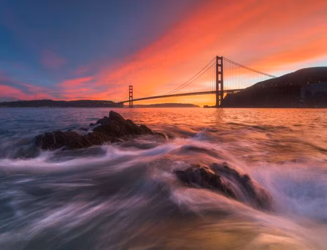Khunh cảnh hoàng hôn tuyệt đẹp phía sau cổng Cổng vàng ở thành phố San Francisco, bang California, Mỹ.