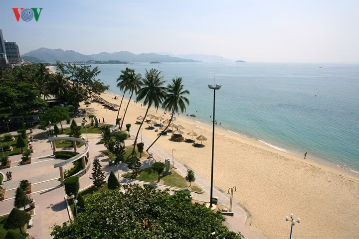 Một góc bờ biển Nha Trang bên đường Trần Phú ở gần quảng trường trung tâm.
