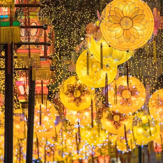 Hình ảnh đèn lồng sáng rực ở Macau do văn phòng Du lịch Macau đăng tải. Vào dịp này du khách thường đến Macau để tận hưởng không khí lễ hội và ngắm đường phố lung linh. Các gia đình rất coi trọng truyền thống tết đoàn viên vào rằm tháng 8. Ảnh: @macaousa.