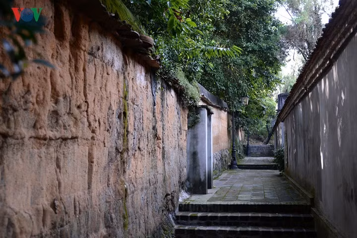  Chùa được xây dựng bằng các vật liệu: gạch nung, ngói, tiểu sành, tường bao được làm bằng đất rất độc đáo. Các bức tường, cổng và một số công trình khác được xây dựng hoàn toàn bằng đất nện theo lối chình tường. 
