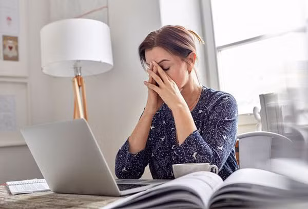 Khi tình trạng mệt mỏi kéo dài làm ảnh hưởng đến sức khỏe, bạn nên gặp bác sĩ để được thăm khám và chữa trị càng sớm càng tốt. Ảnh: HL