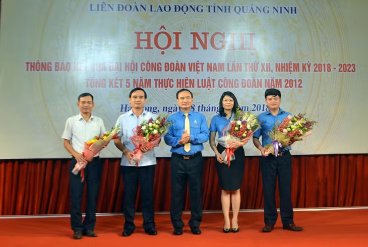 Đồng chí Trần Danh Chức, Chủ tịch LĐLĐ tỉnh tặng hoa chúc mừng 4 đồng chí là lãnh đạo: LĐLĐ tỉnh Quảng Ninh; Công đoàn ngành trung ương đóng trên địa bàn Quảng Ninh được bầu vào ủy viên BCH Tổng LĐLĐ Việt Nam khóa XII.