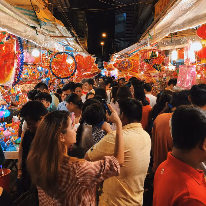 Đèn Trung thu truyền thống được bày bán rất nhiều tại phố lồng đèn quận 5, TP HCM. Người Việt cũng quan niệm Trung thu là Tết thiếu nhi nên vào những ngày này, trẻ em hay được bố mẹ cho đi mua các loại đèn lồng và đồ chơi. Năm nay Trung thu rơi vào thứ 2, do đó người dân tranh thủ đi chơi sớm từ cuối tuần. Ảnh: @mnblue02.