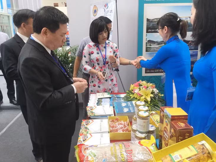 Các đại biểu tham gia gian hàng triển lãm của Quảng Ninh