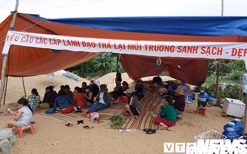 Người dân tập trung dựng lều ở ven tuyến đường dẫn vào nhà máy xử lý rác Phổ Thạnh. (Ảnh: Thanh Ba)