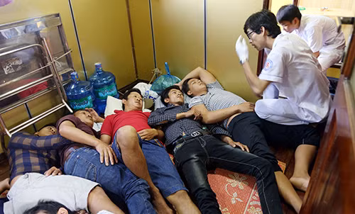 10 thuyền viên được bác sĩ cấp cứu trên tàu. Ảnh: Xuân Ngọc
