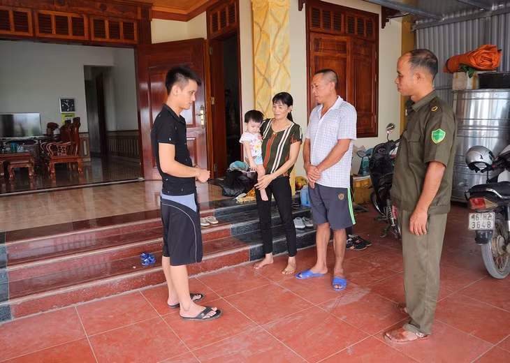 Anh Dương Văn Việt (áo xanh, bên phải), Đội trưởng Đội phòng chống TNXH xã Liên Hòa (TX Quảng Yên) đến thăm hỏi gia đình có đối tượng nghiện ma túy