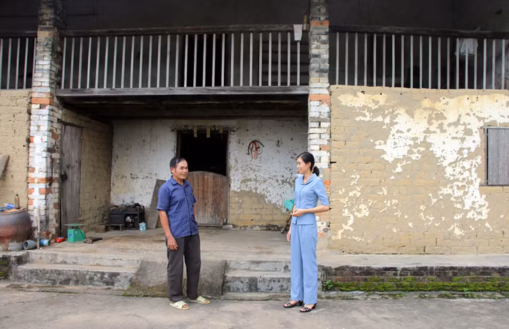 Ông Phan Ngọc Sinh trò truyện giới thiệu về căn nhà cổ truyền thống của gia đình. 