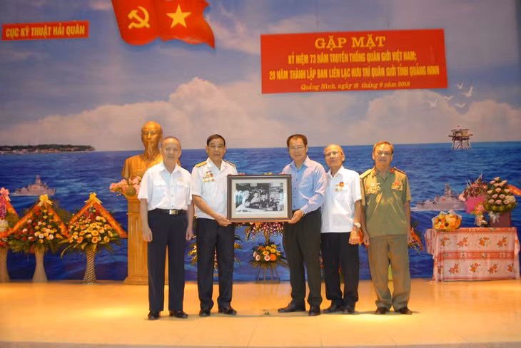 Tham dự chương trình gặp mặt tại Quảng Ninh, Ban Liên lạc quân giới TP Hà Nội trao tặng món quà kỷ niệm là bức ảnh hiếm về Bác Hồ với CBCS ngành quân giới (Chụp tại xưởng quân giới Đội Cấn thời kháng chiến chống Pháp).