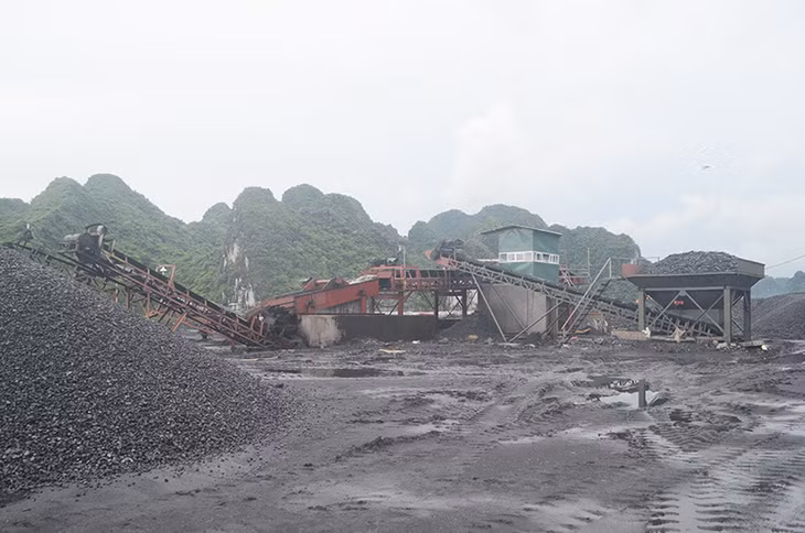 Cẩm Phả đang tập trung giải tỏa các bến bãi tập kết, chế biến, tiêu thụ than trái phép và các công trình xây dựng sai quy hoạch